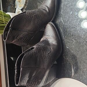 Very G reptile Textured Ankle Booties